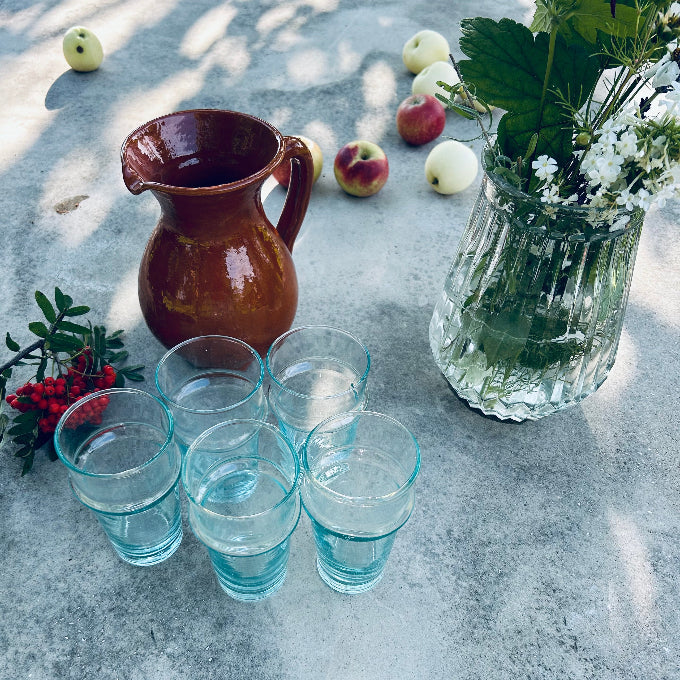 karaff med en bukett blommor