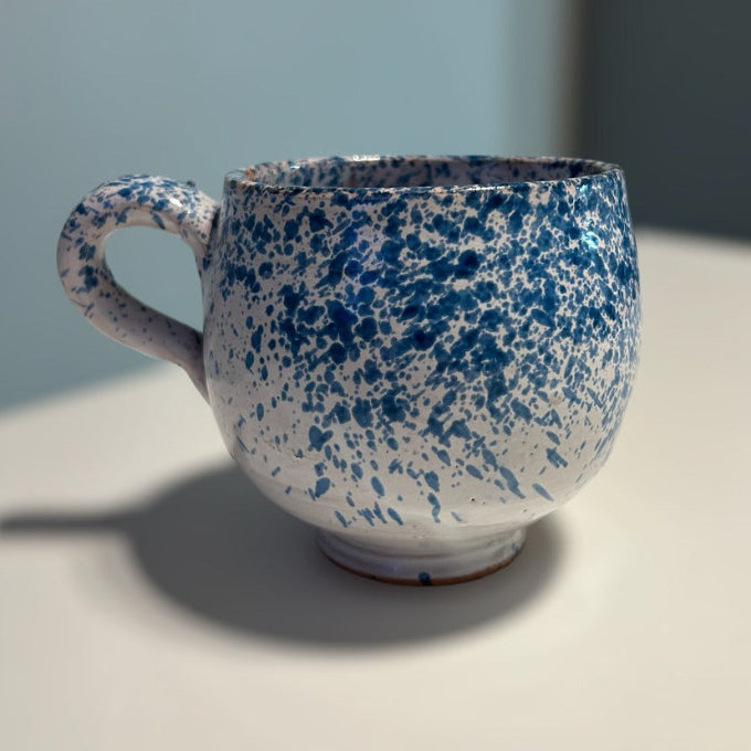 Blå mugg i marockansk keramik i stänkmönster