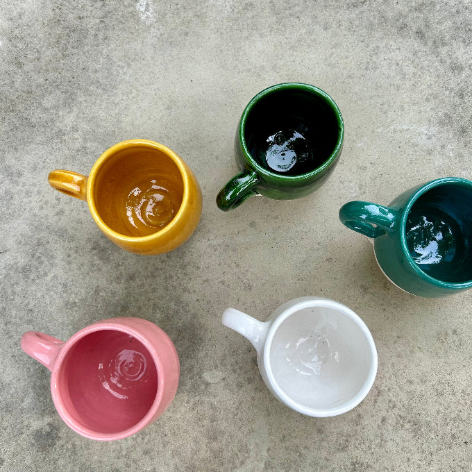 handgjorda koppar i olika färger