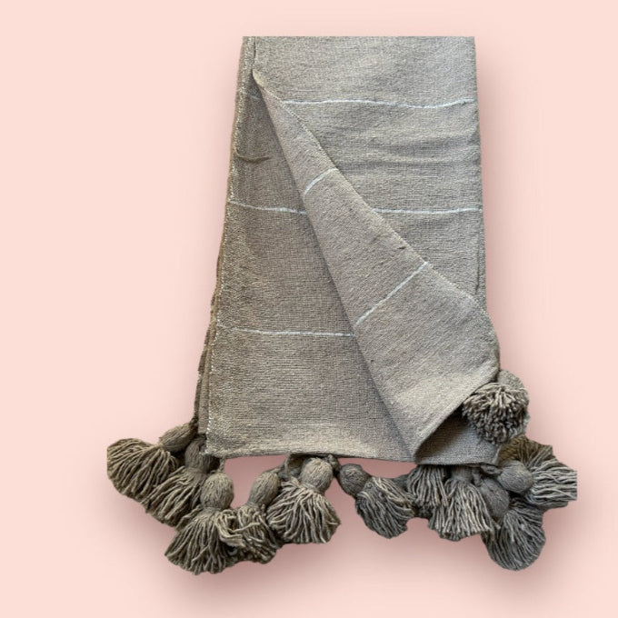 Handvävd pläd från Marocko i beige.