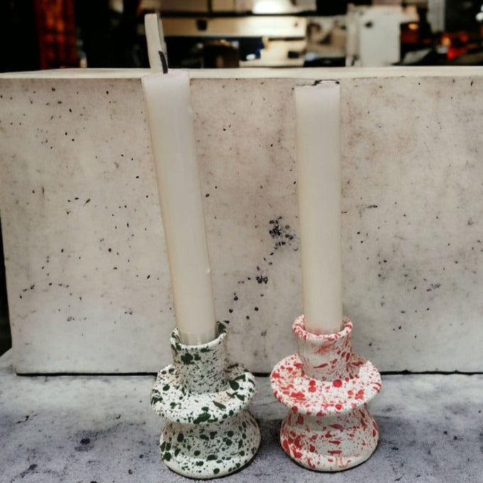 ljusstakar grön och röd stänkmönster