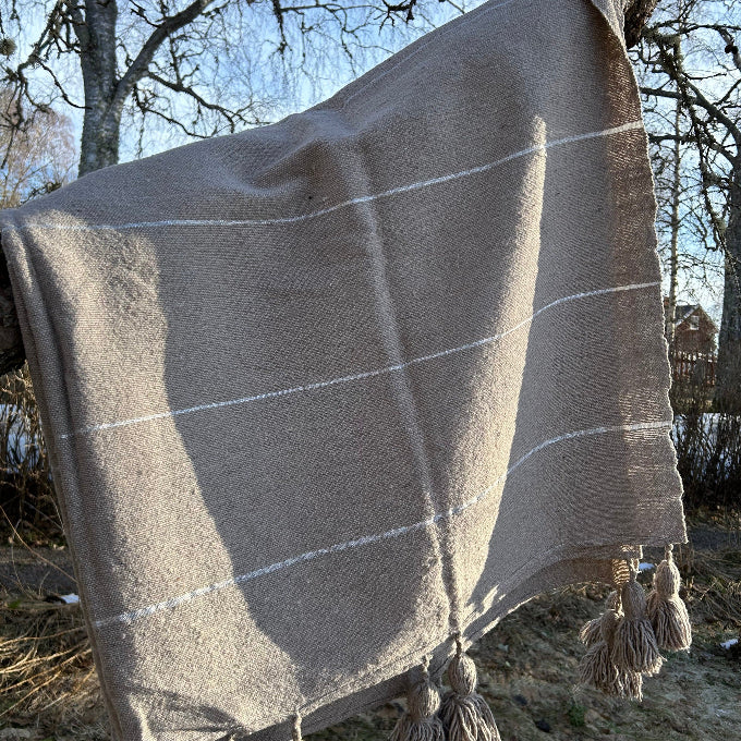Handvävd pläd från Marocko i beige.
