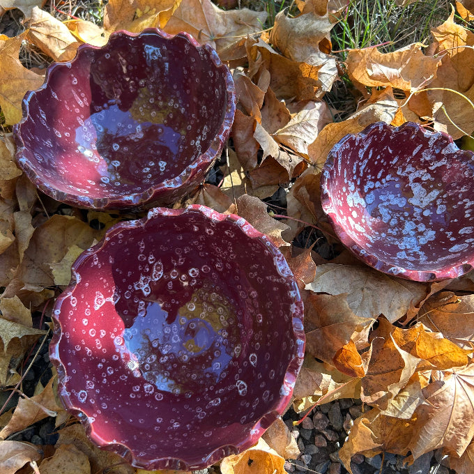 Små keramikskålar lila i vitt stänkmönster