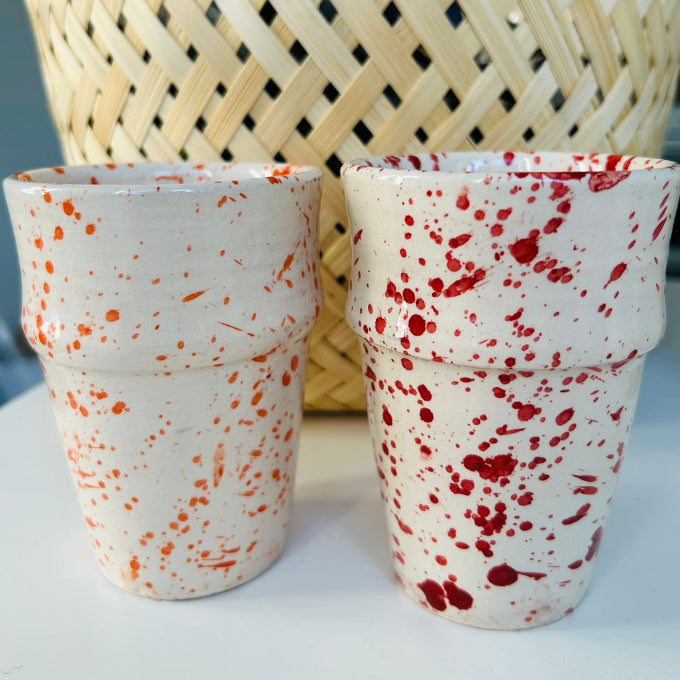 spruzzi-muggar orange eller röd