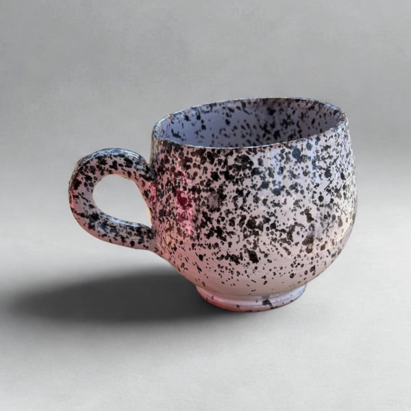 keramikmugg med stänkmönster