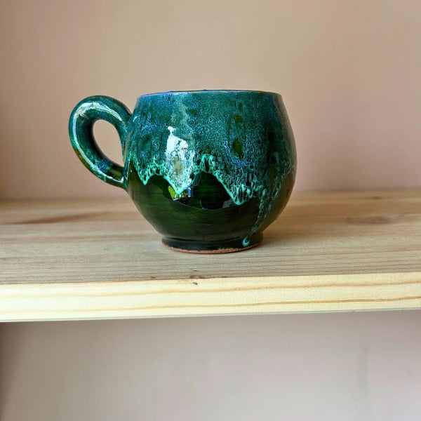 Handgjord mugg - grön med levande glasyr