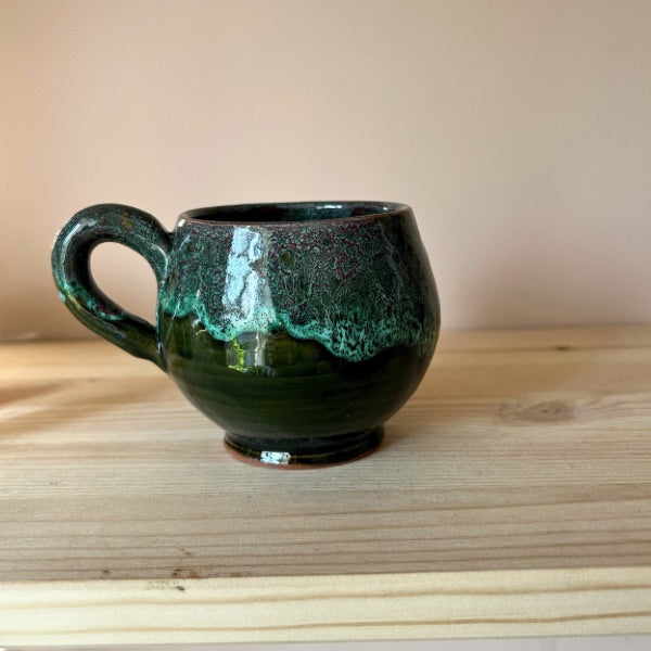 Handgjord mugg - grön med levande glasyr