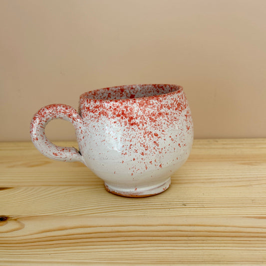 Mugg med öra - röd stänkmönster