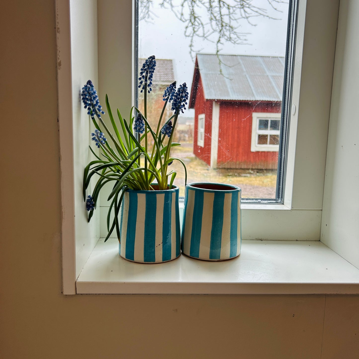 Randig liten vas - vit & blå