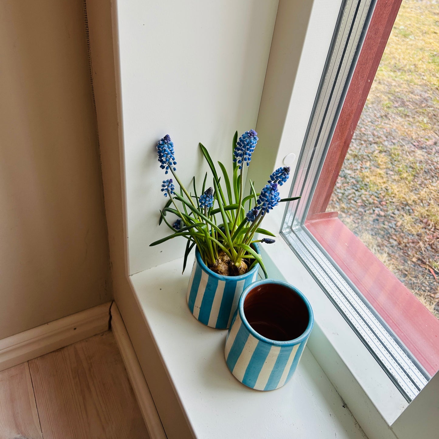 Randig liten vas - vit & blå