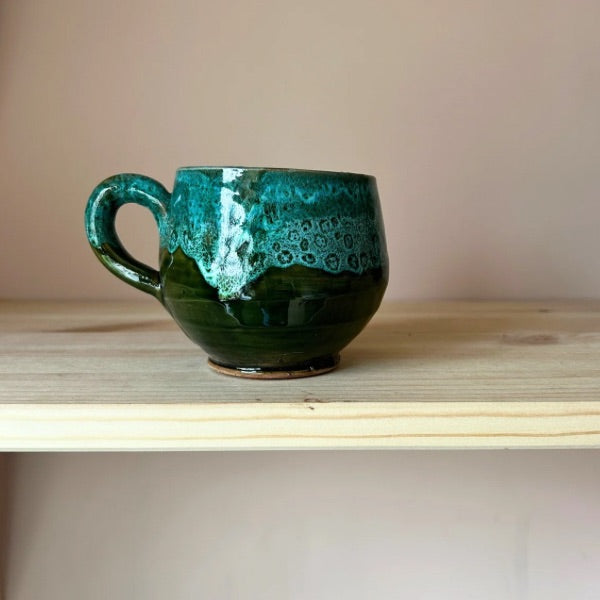 Handgjord mugg - grön med levande glasyr
