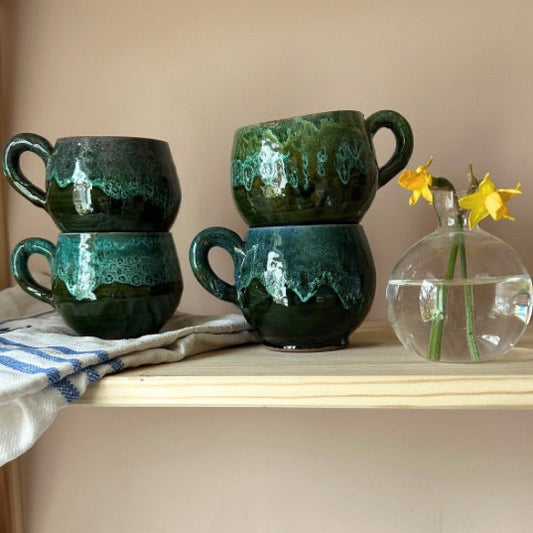 Handgjord mugg - grön med levande glasyr
