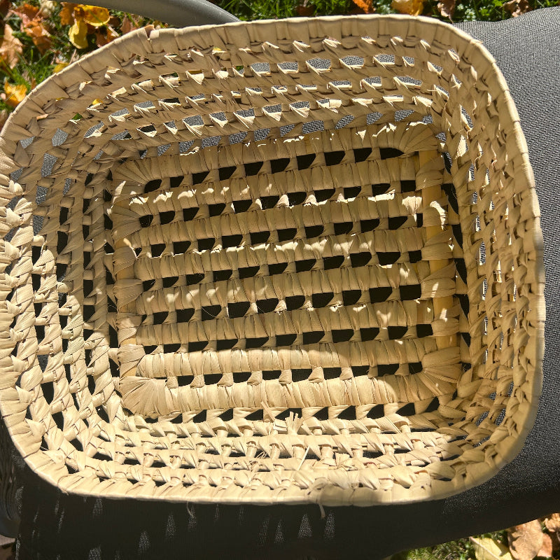 handgjord flätad korg