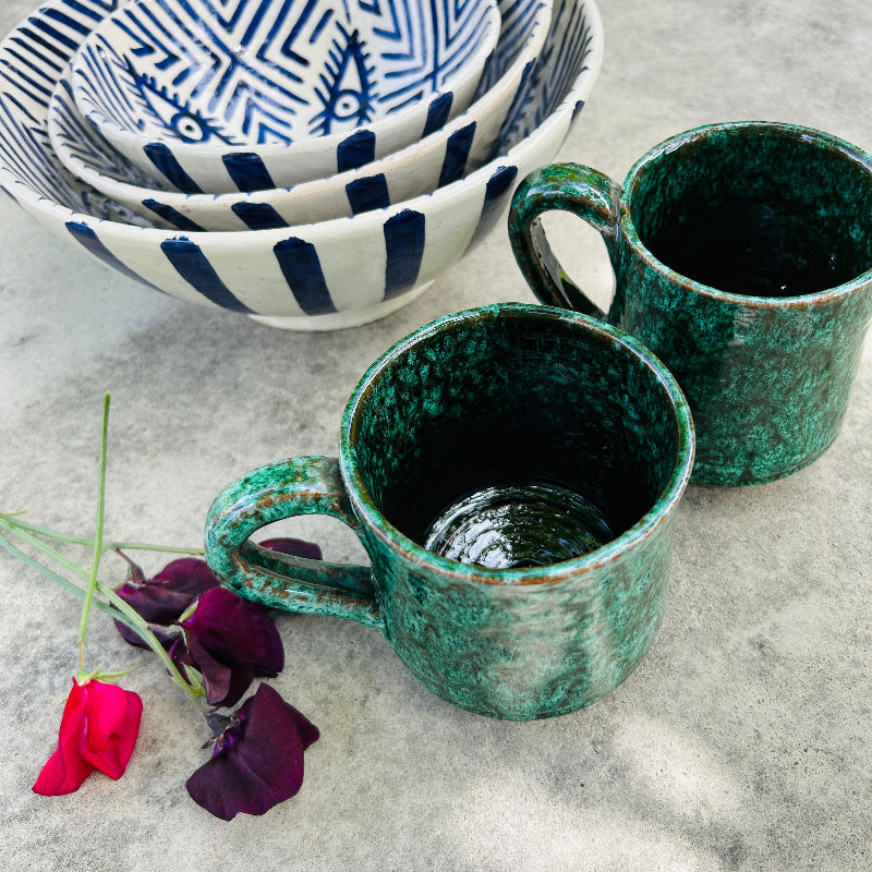gröna keramikmuggar