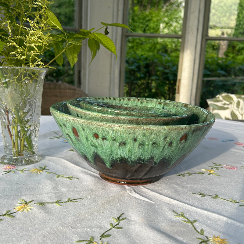 gröna keramikskålar i läcker glasyr