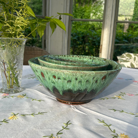 gröna keramikskålar i läcker glasyr