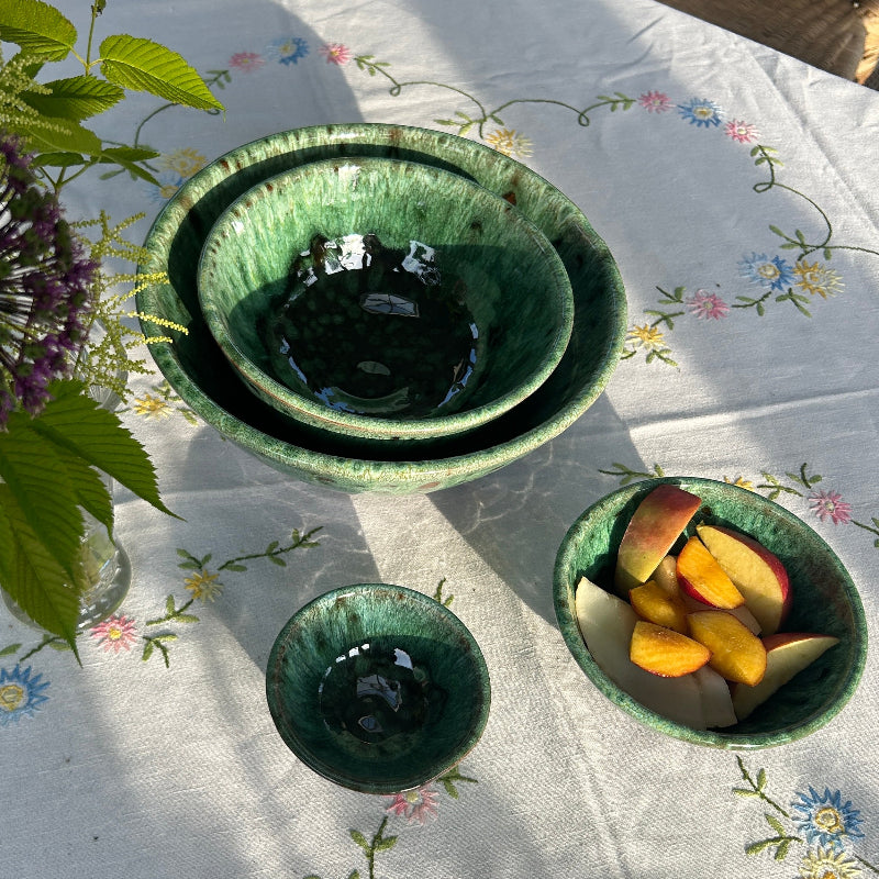 grona keramikskalar i snygg glasyr