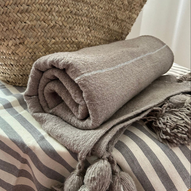Handvävd pläd från Marocko i beige. 
