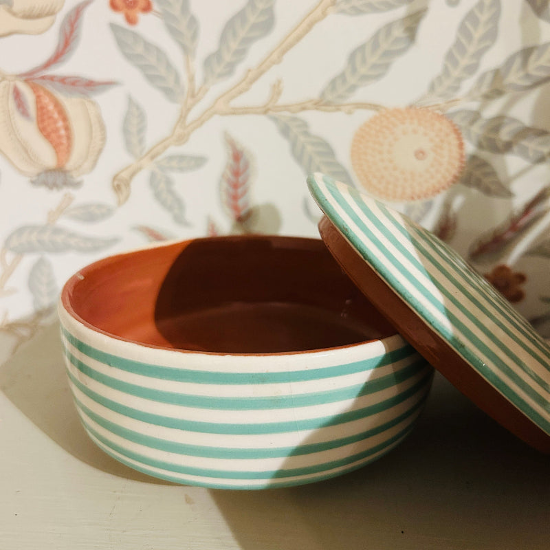 randig skål med lock