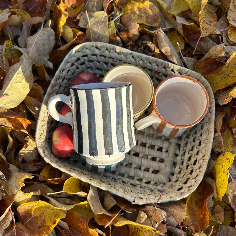 svart randig mugg i keramik